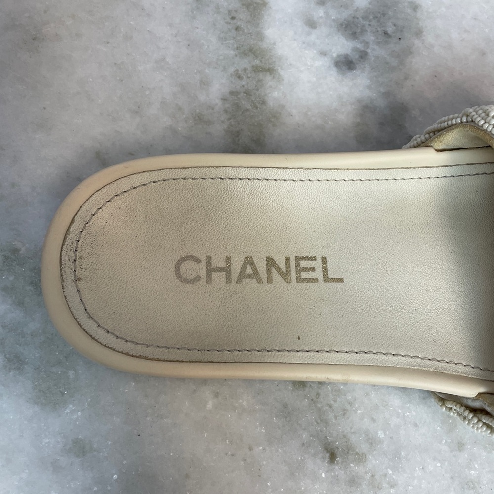 CHANEL Braided Beaded Slide Sandals in Beige with Gold CC - Picture 5 of 7